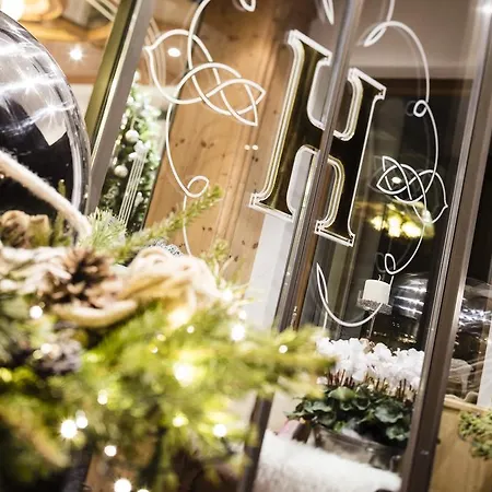 Dorfer Alpine&charming Готель 4*